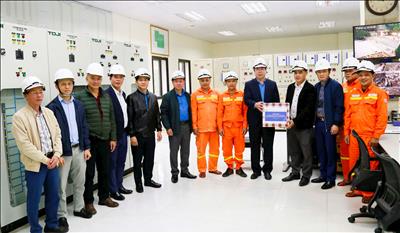Công đoàn Điện lực Việt Nam thăm, động viên cán bộ nhân viên trực đảm bảo điện phục vụ Đại hội Đảng lần thứ XIV